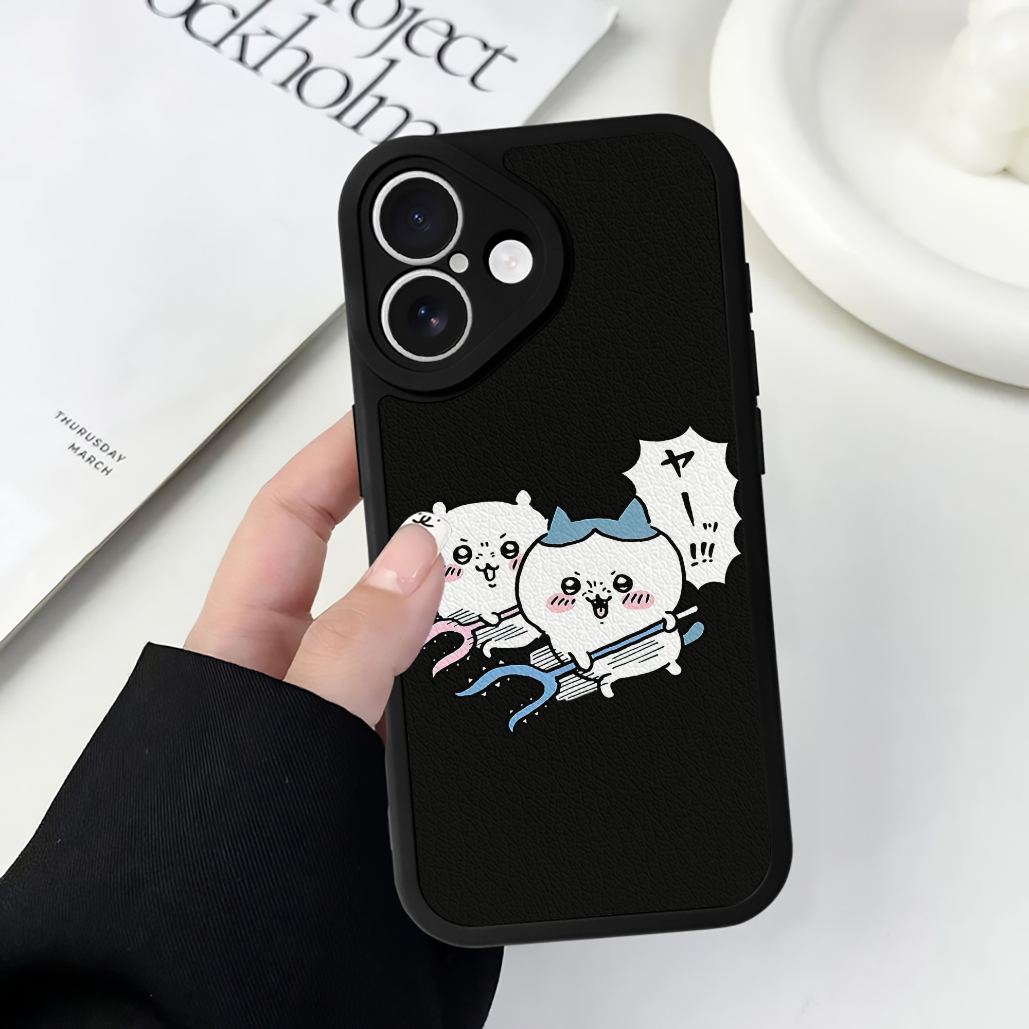 （画像用） ちいかわ ハチワレ Chii-kawa hachiware 【iPhone 16シリーズ対応】シリコンスマホケース（レザー調） 材質：シリコン